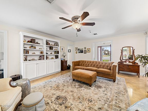 5th image of 111 Doncaster Cir