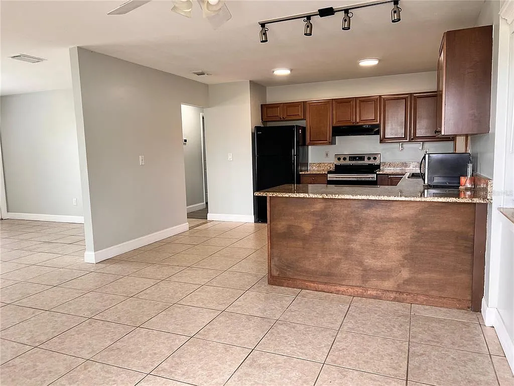 3 bed, 2.0 bath, 1176 sqft, $1,800 — Photo 4