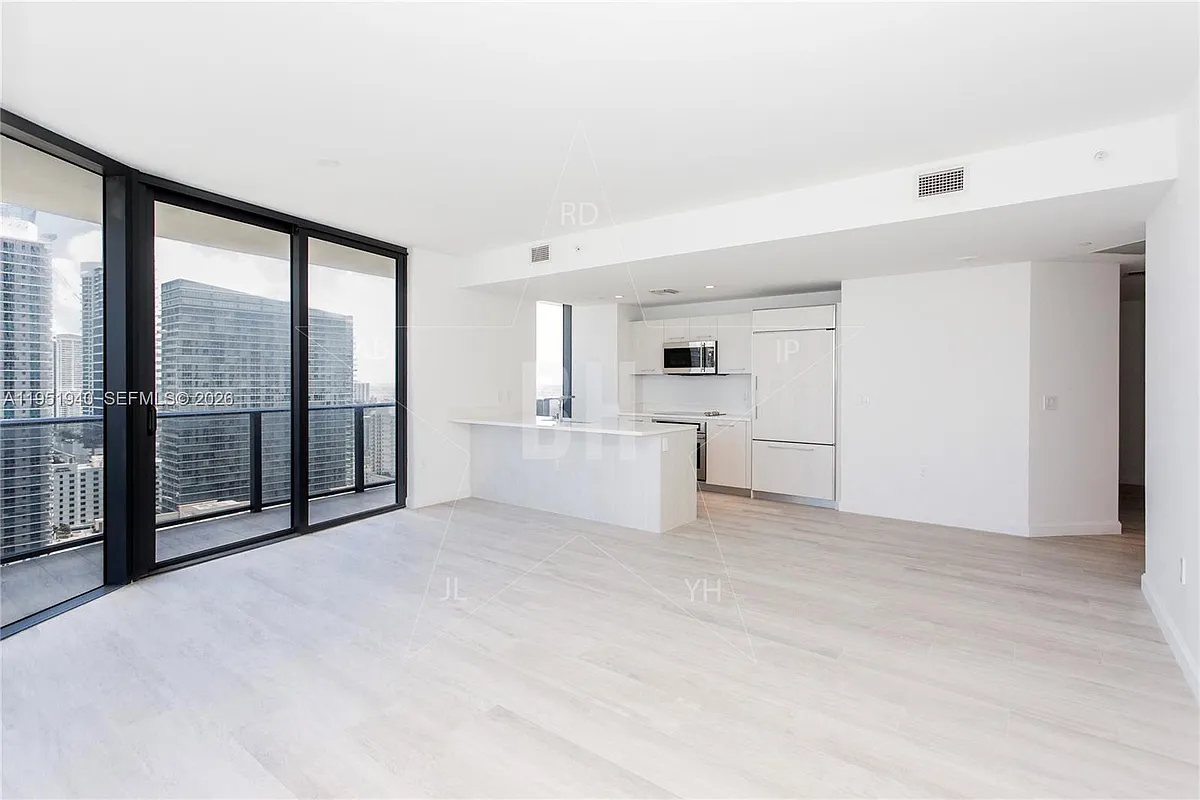 Building Photo - 45 SW 9th St #1603