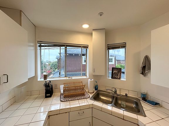 3rd image of 222 S Helix Ave APT 5