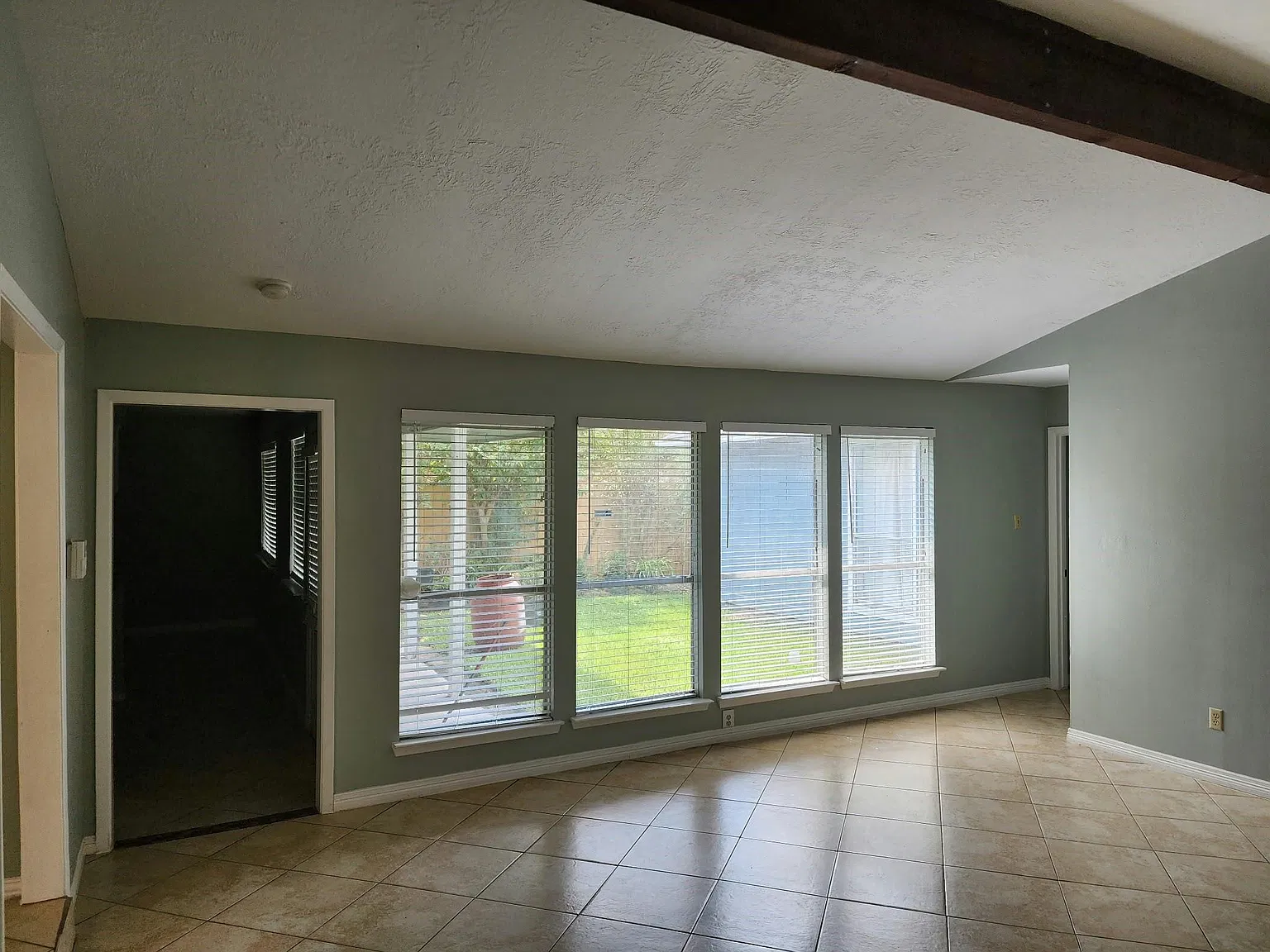 3 bed, 2.0 bath, 1659 sqft, $1,800 — Photo 3