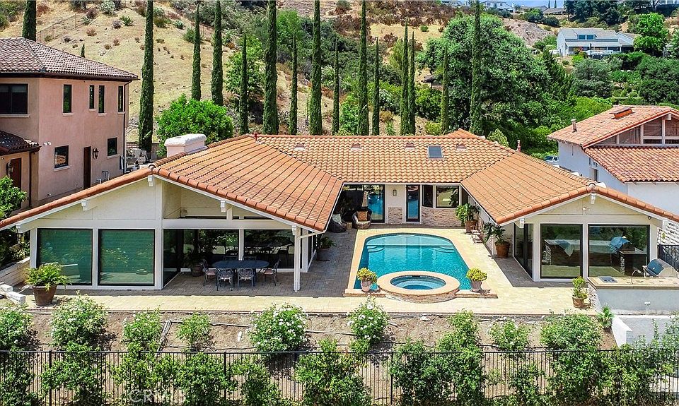 1st image of 3652 Golden Leaf Dr