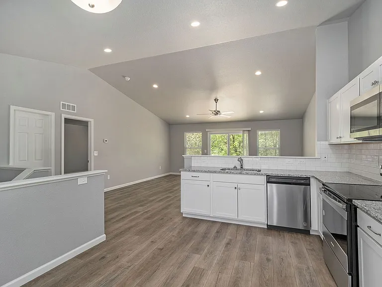 2327 Shadycroft Dr — Photo 4