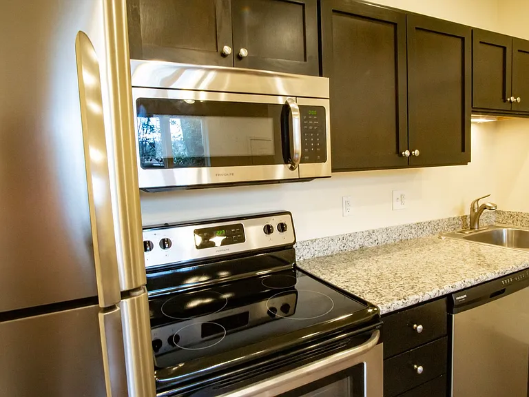 610 SE Spokane St #5 — Photo 1
