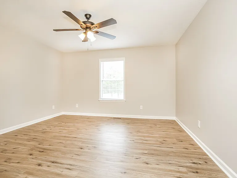 300 Southlake Dr — Photo 9
