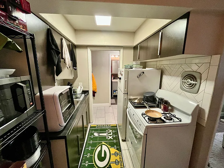 2425 N Oakland Ave — Photo 5