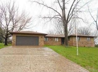 3949 Valley View Dr, Bettendorf, IA 52722