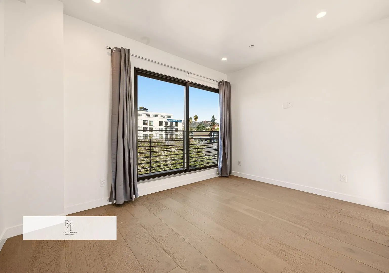Modern 3-Bedroom Home in Silver Lake with High Ceilings & Hollywood Views ! — Photo 1