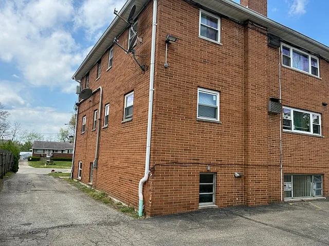 7240 Longwood Ct — Photo 2