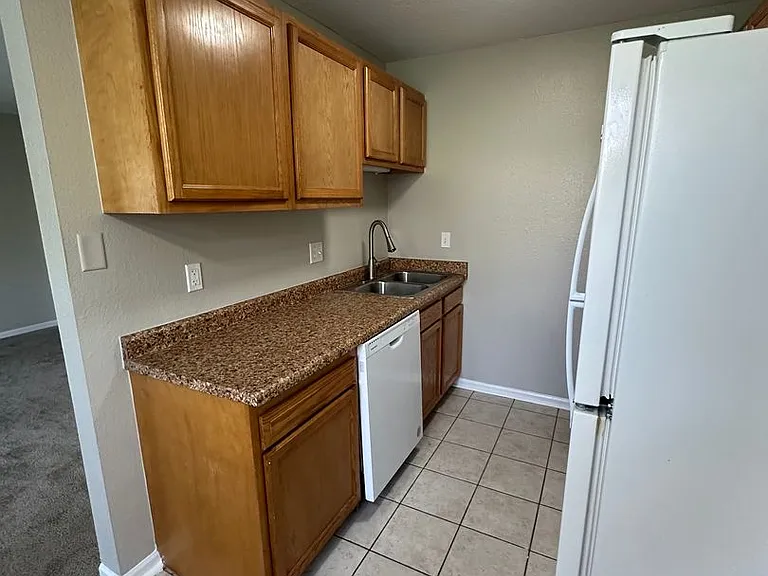 Coral Club Apartments — Photo 37