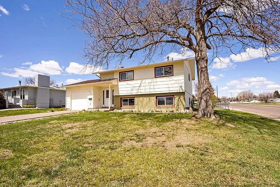 3 bed, 1.5 bath, 1583 sqft, $2,100 — Photo 3