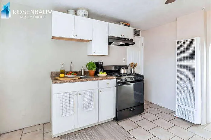 302 W Flores St #7 — Photo 4