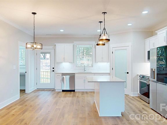 3rd image of 5021 Hillcrest Dr
