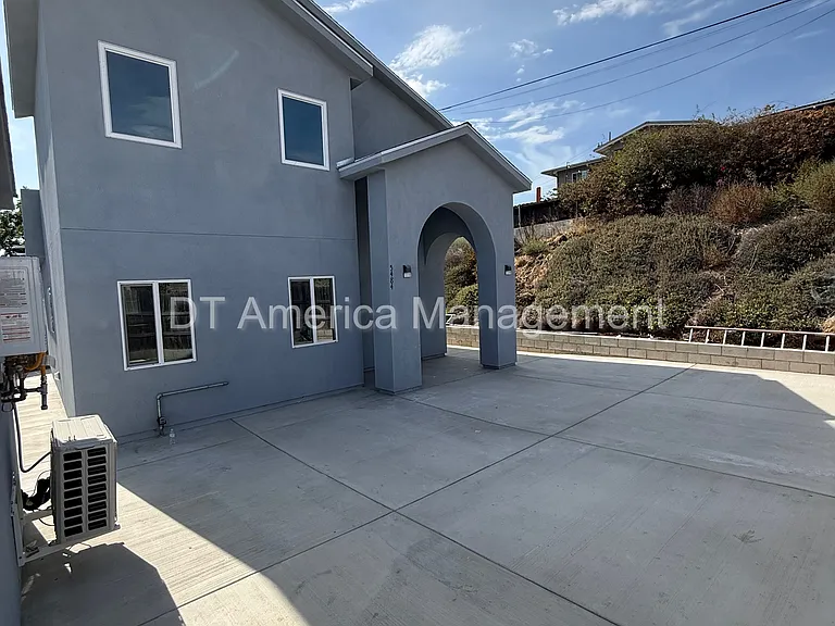 5484 Timothy Dr — Photo 2