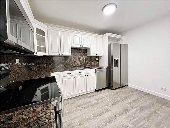 3rd image of 6039 Collins Ave APT 512
