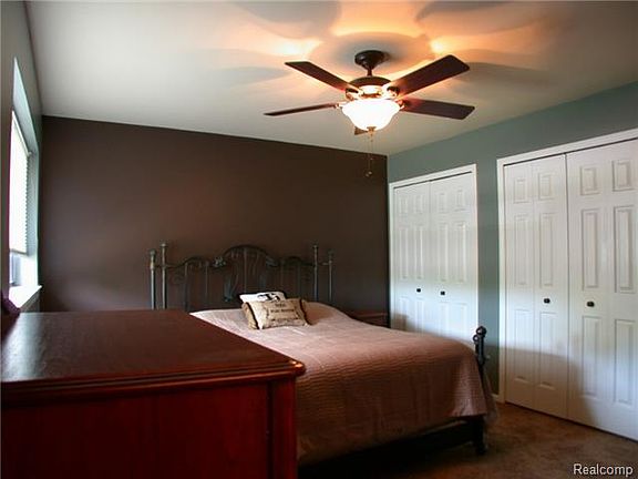 5th image of 7925 Victoria Ln #1