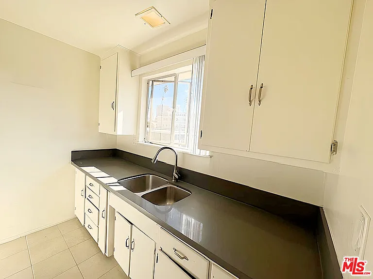470 S Mariposa Ave #16 — Photo 5
