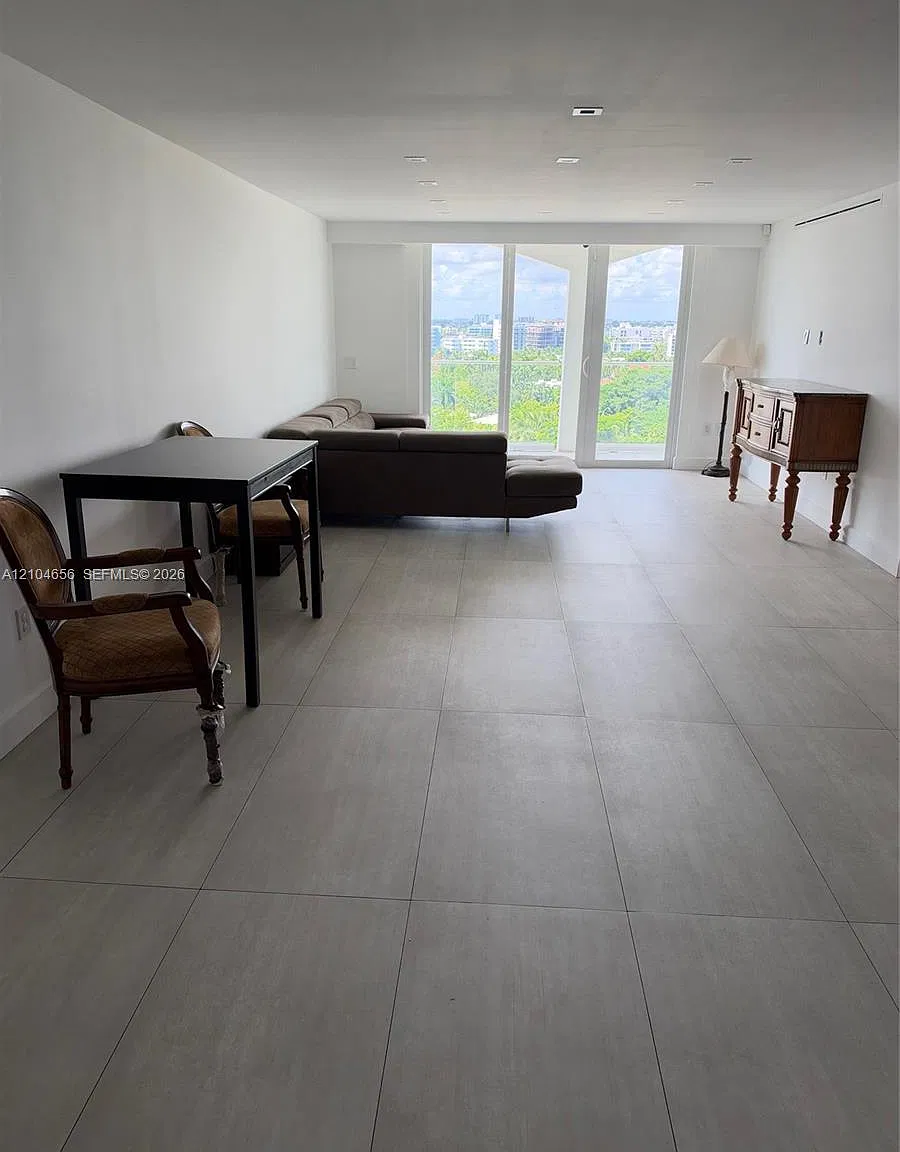 Balmoral Condo — Photo 1
