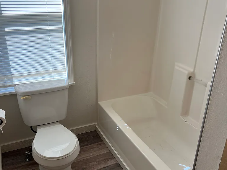 814 S Crysler Ave — Photo 6