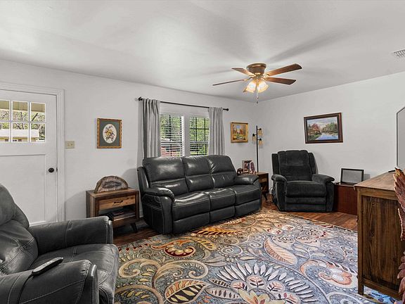 3rd image of 207 Katherine Dr
