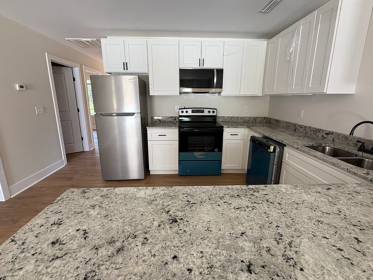 3 bed, 1000 sqft, $1,250 — Photo 3