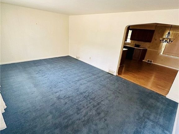 5th image of 172 Beverly Ave