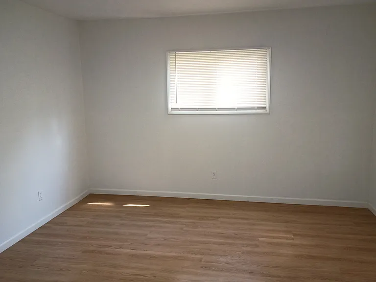 1120 N Chestnut St #1 — Photo 15