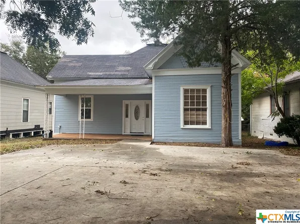 308 Price St, Yoakum, TX 77995