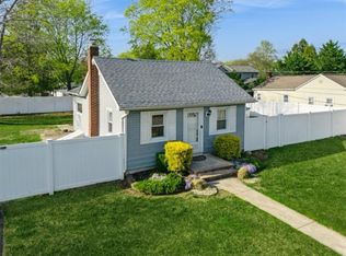 94 16th St, Wading River, NY 11792