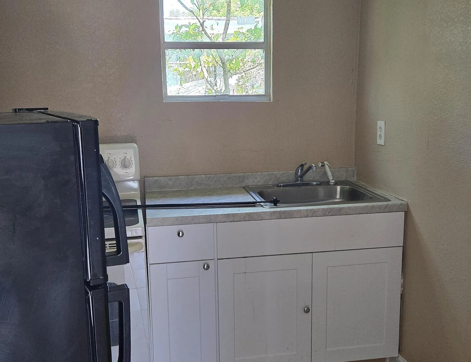 1 bed, 1.0 bath, 200 sqft, $1,000 — Photo 3