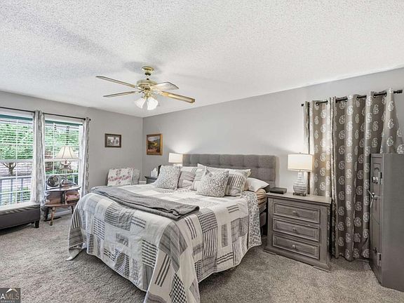 2nd image of 3958 Pointe
