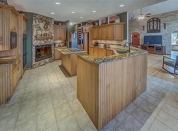 3rd image of 3751 Sugar Lake Dr