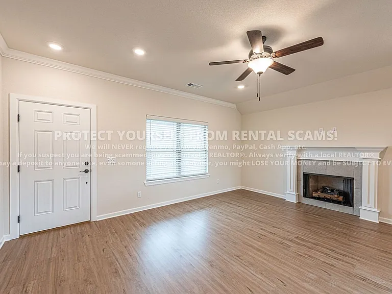 142 N Broyles Ave — Photo 2