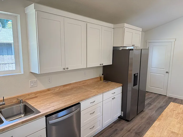 1246 Hughes St — Photo 9