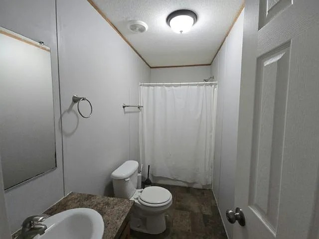 3 bed, 2.0 bath, 1056 sqft, $2,000 — Photo 4