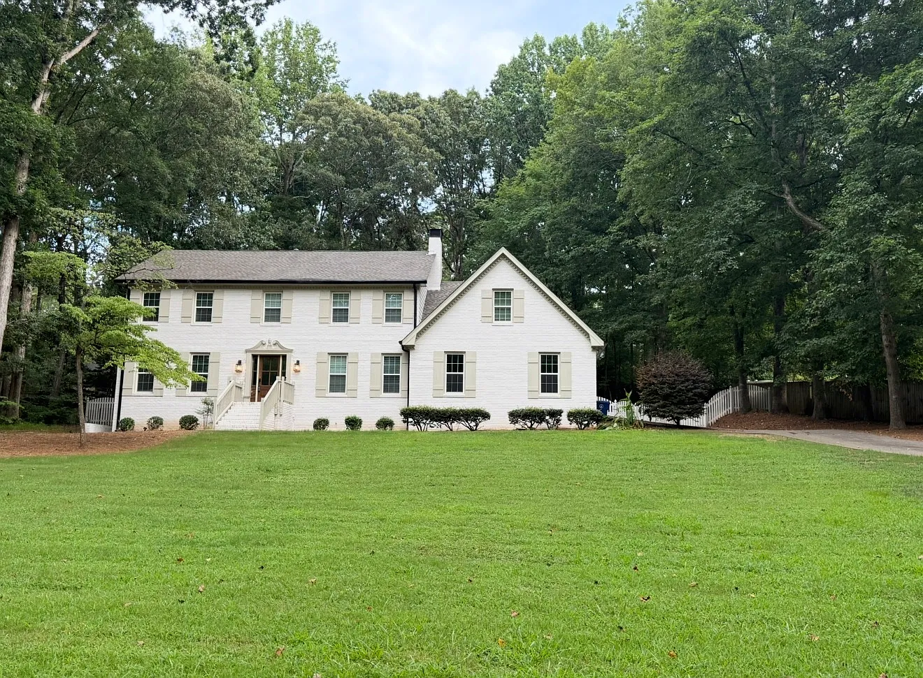 5 bed, 3.5 bath, 3983 sqft, $3,500 — Photo 2