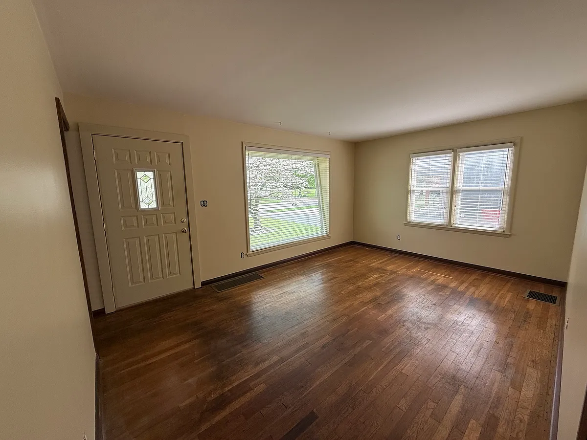 Living Room - 553 Park Overlook Dr