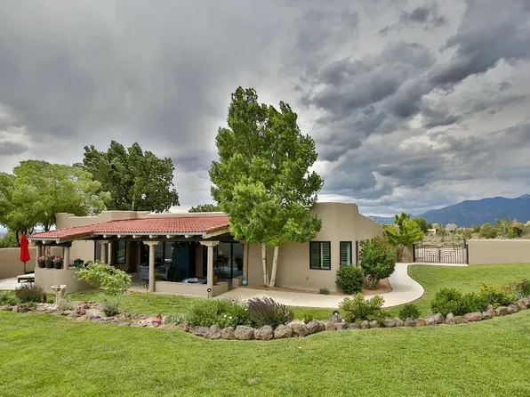 1144 Juniper Rd, Taos, NM 87571
