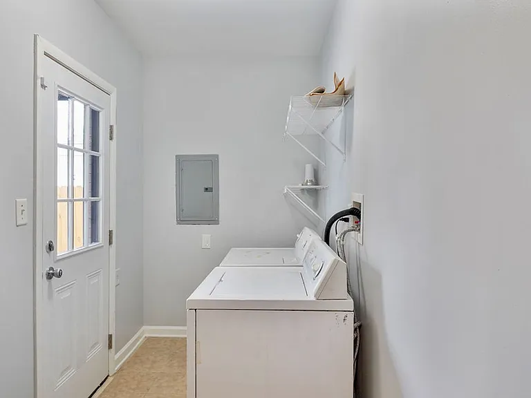 969 Oak Grove Rd — Photo 15