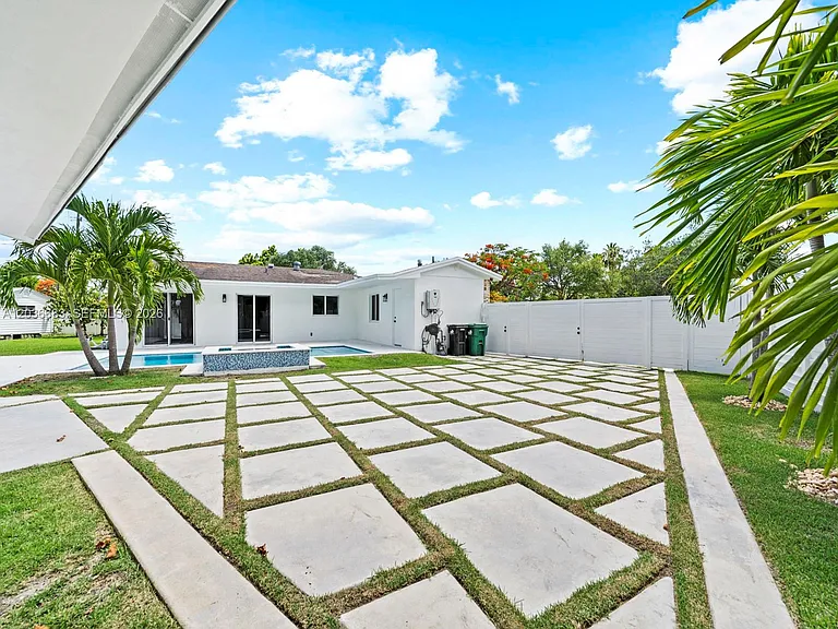 19715 SW 99th Pl — Photo 43