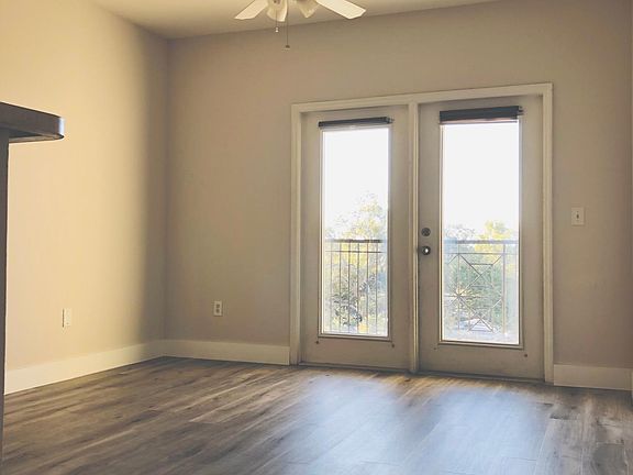 Living Room/Balcony