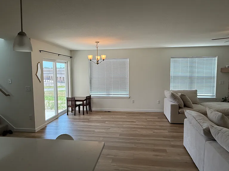 666 E Bluff Cir — Photo 4