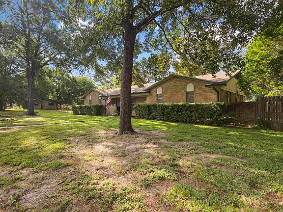3rd image of 1009 Caprice Dr