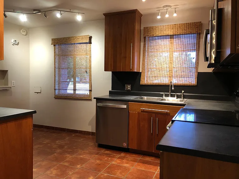 2201 W Catalina Dr — Photo 2