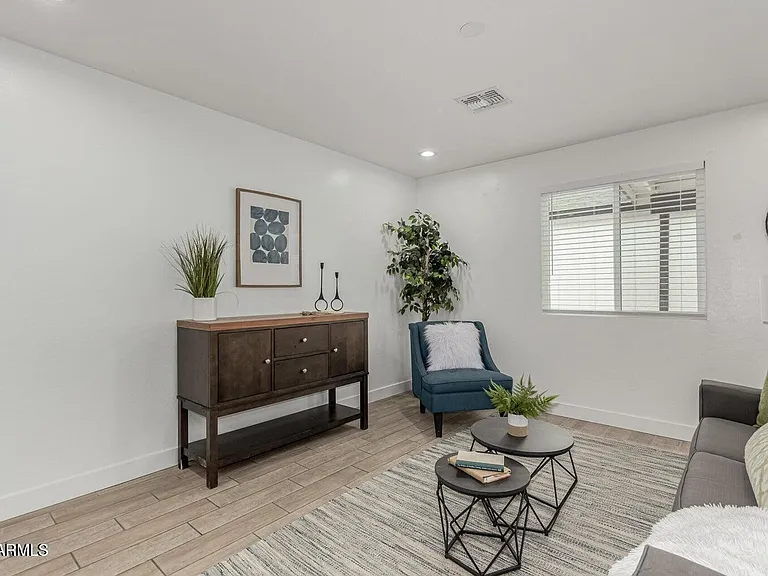 2210 E Alta Vista Rd — Photo 9
