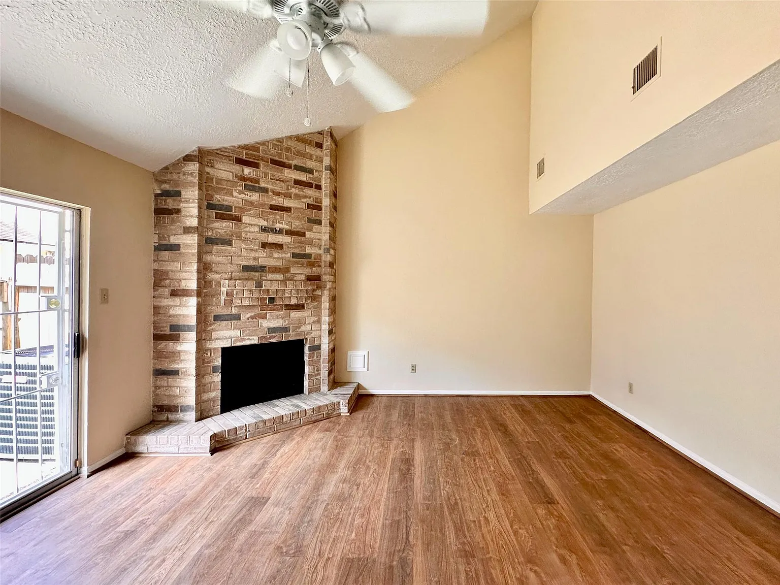 4 bed, 2.5 bath, 1838 sqft, $1,800 — Photo 2