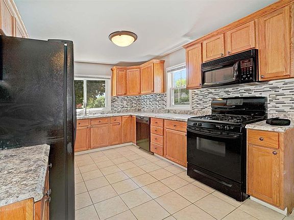 3rd image of 202 N Rosewood Ave