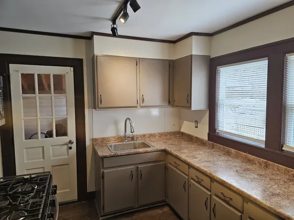 6 Wheeler Pl, Wyoming, PA 18644