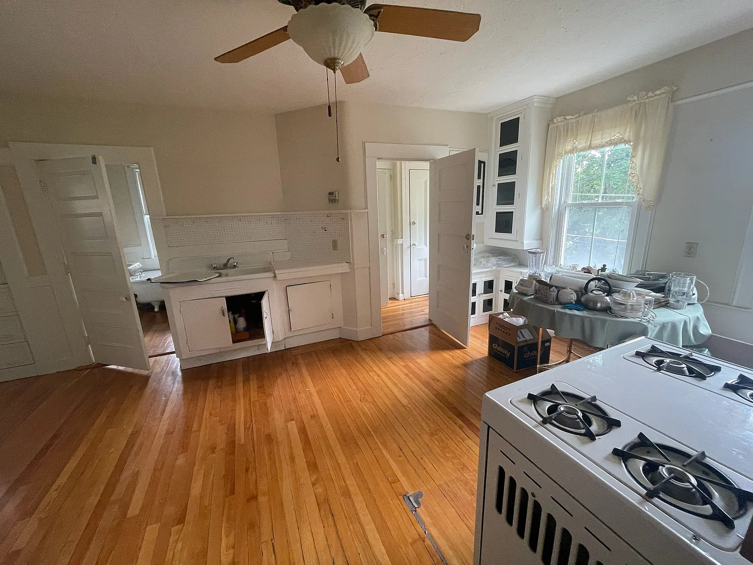 3 bed, 1150 sqft, $2,200 — Photo 2