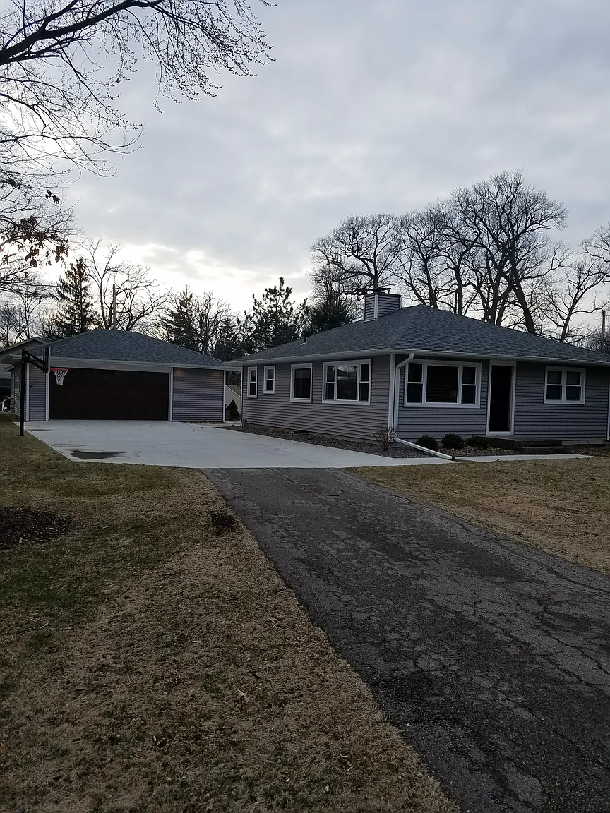 2706 N River Rd photo 1